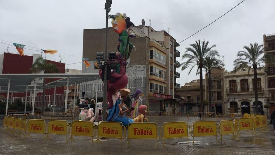 La falla de la Plaça con su valado.