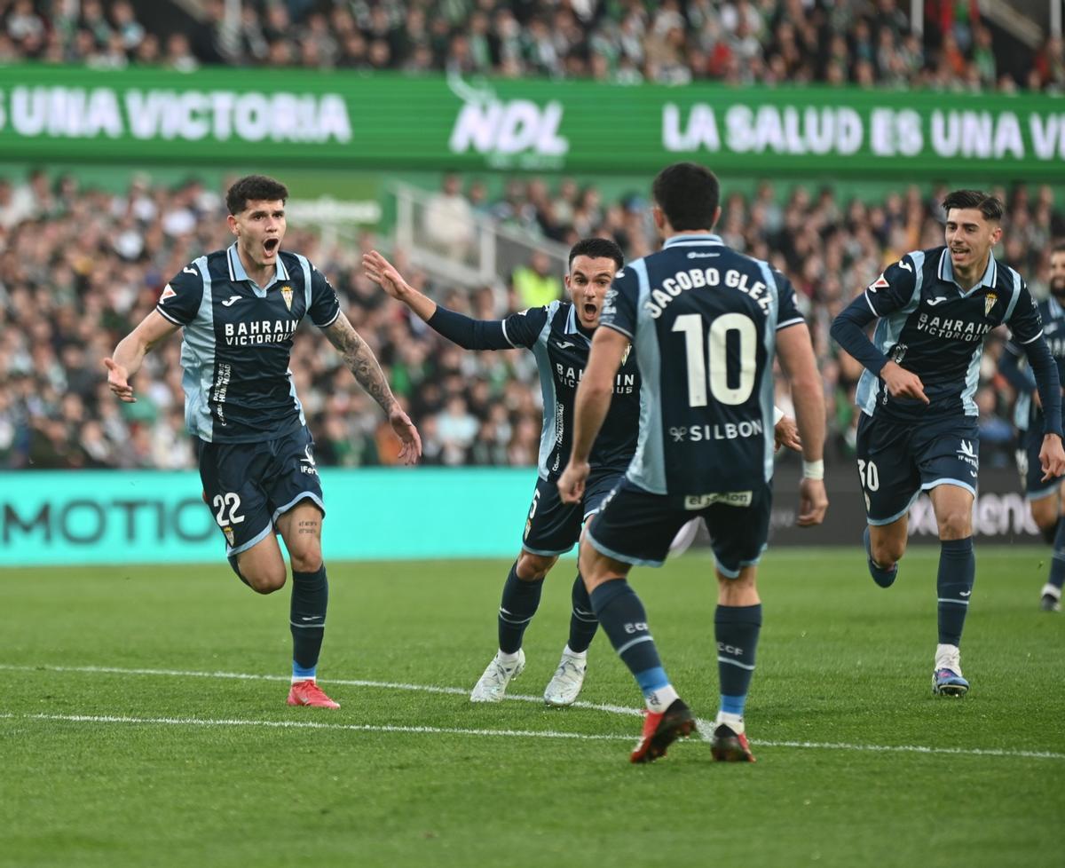 Trilli celebra junto a sus compañeros en el gol que abrió la lata en el Racing de Santander-Córdoba CF