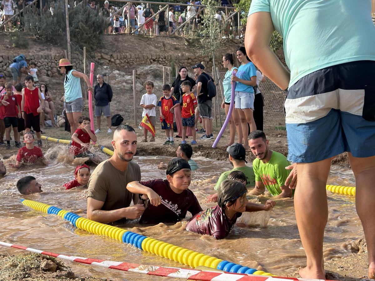La Brutatló Kids reúne a 240 jóvenes en una tarde de deporte, barro y diversión en Andratx