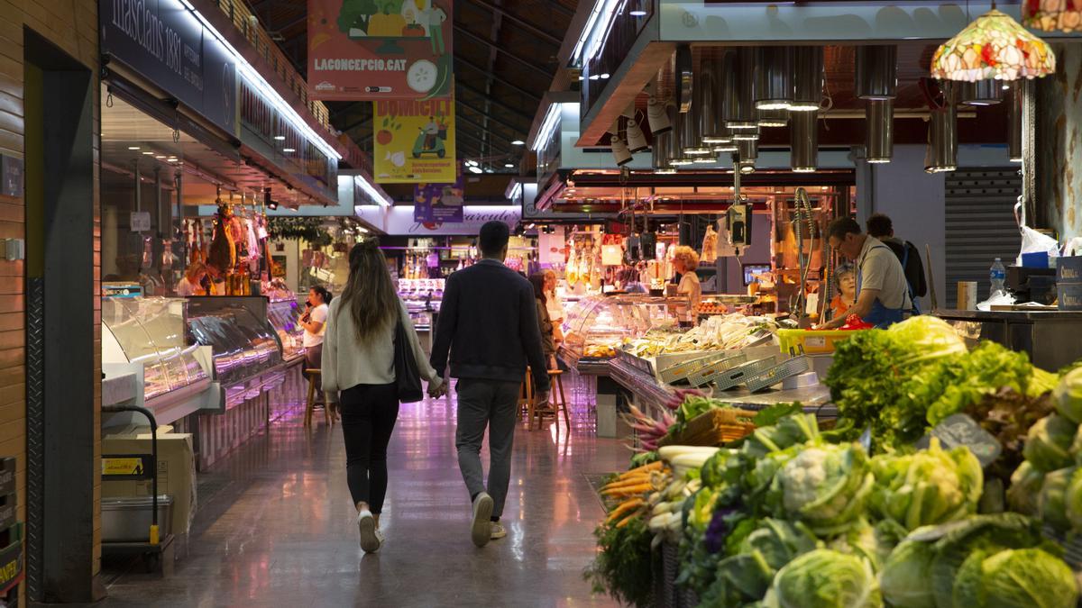 Uno de los pasillos del Mercat de la Concepció.