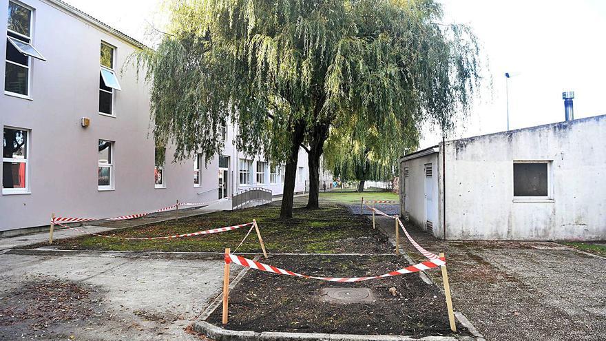 El Valle Inclán inicia curso por fin sin los galpones y estrena un área verde en su lugar