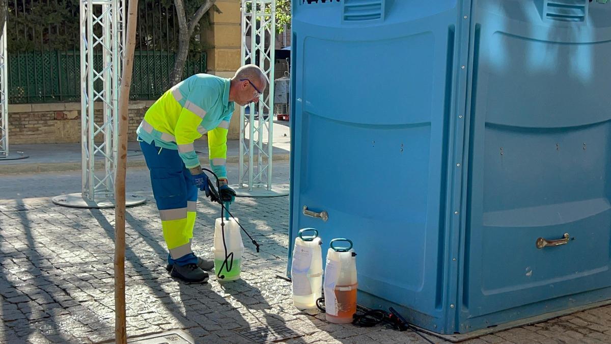 Demostración práctica del triple tratamiento enzimático este lunes en la plaza del Teatro Romea.