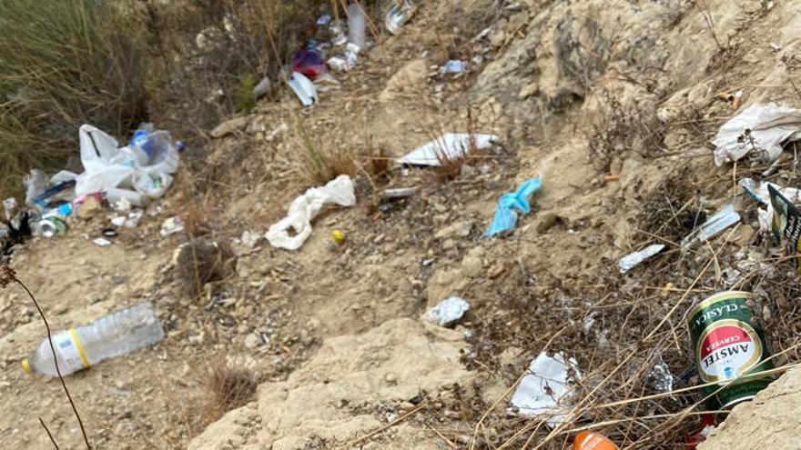 Imágenes tomadas en la tarde de ayer del acceso a Cala Cantalar, repleto de distintos tipos de residuos.