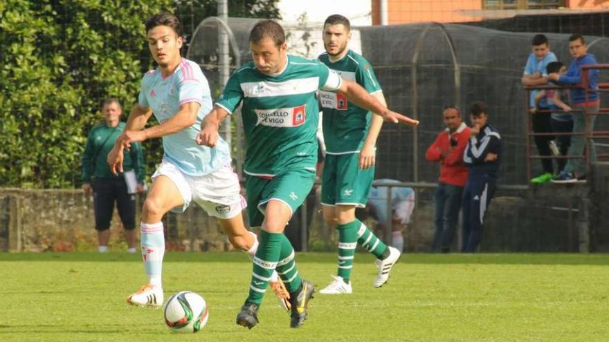 Antúnez, del Coruxo, conduce el balón durante el encuentro de la primera vuelta disputado en el campo de Barreiro. // FDV