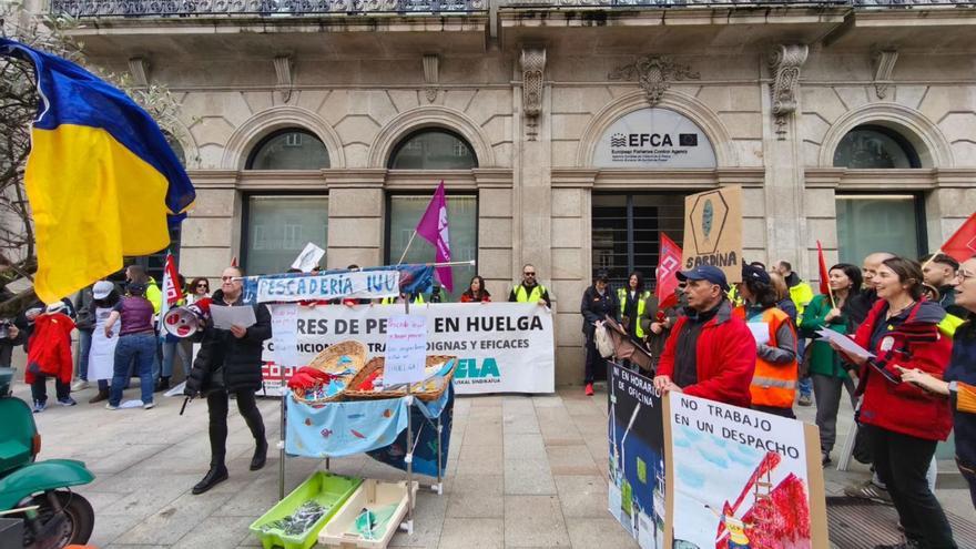 Protesta, días atrás, de los inspectores de pesca en Vigo. | CEDIDA A LNE