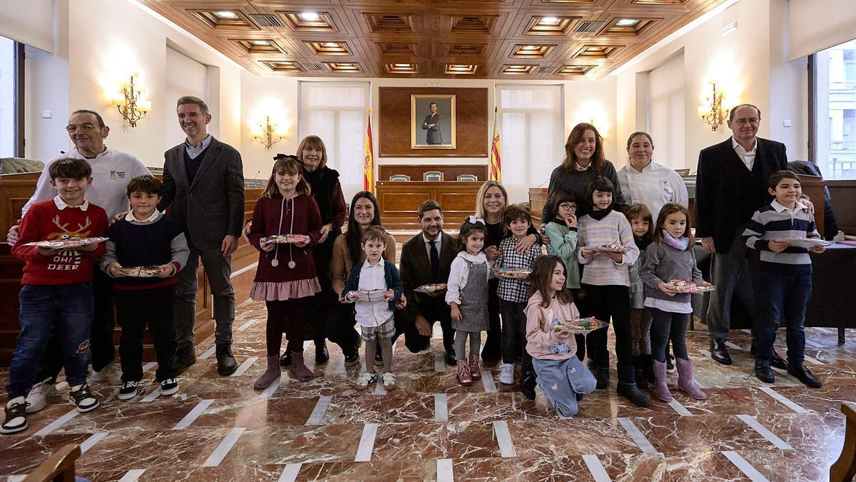 Niños y niñas agraciados junto a las autoridades locales