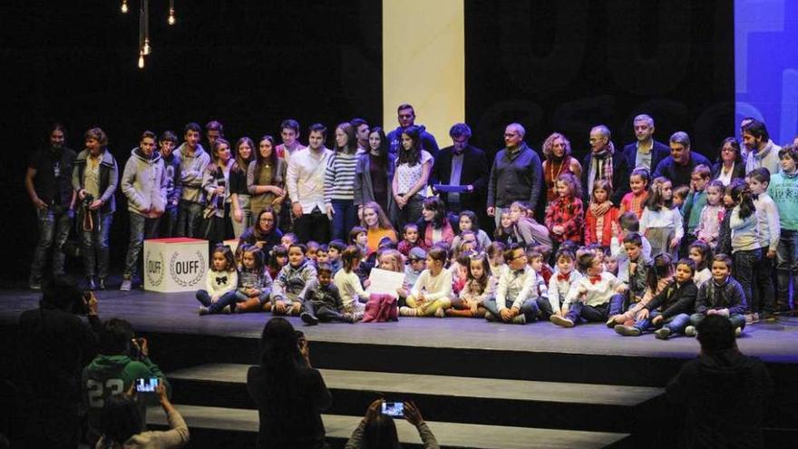 Premios OUFF Escola. Dcha., actores de &quot;Vida&quot; e &quot;Máis que vida&quot;, con Rubén Riós. // B. Lorenzo
