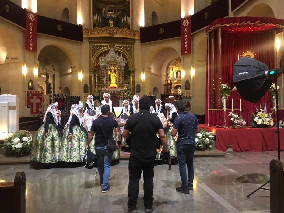 Aleida, Andrea y sus doce Damas visitaron a la patrona de Alicante, la Virgen del Remedio, gracias a la tradicional sesión de fotos