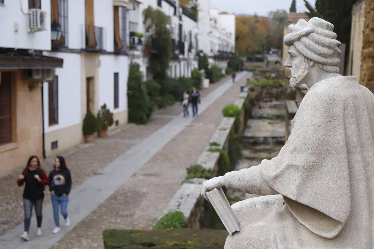 Monumento a Averroes en la calle Cairuán.