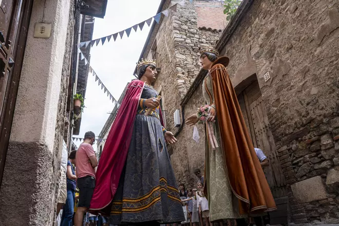 Moià llueix una concorreguda cercavila en la jornada central de Festa Major