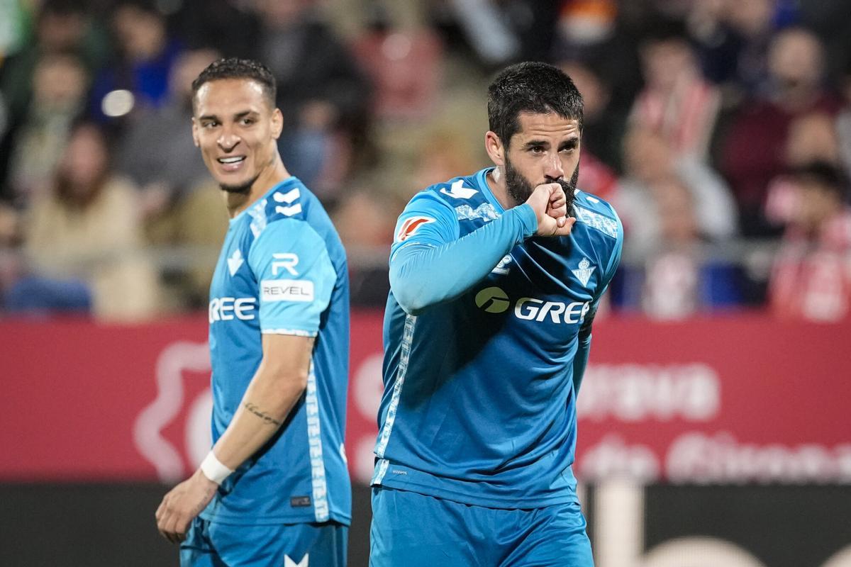 Isco celebra con Antony el tercer gol en el Girona-Betis en Montilivi de LaLiga.
