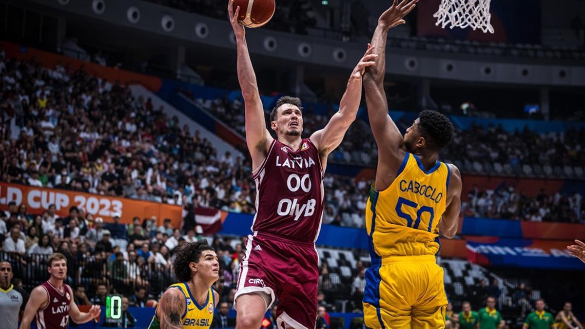 El letón Rodions Kurucs en un partido ante Brasil en el Mundial