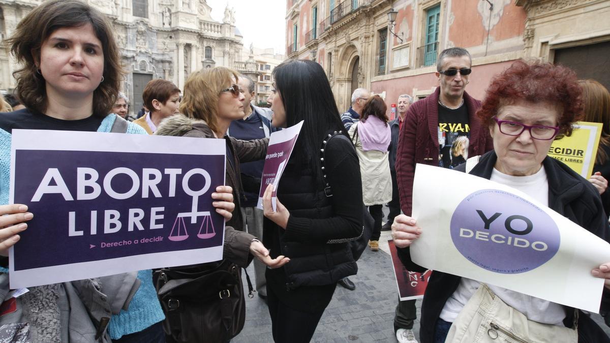 Concentración en defensadel aborto en la plazaBelluga de Murcia.  L.O.