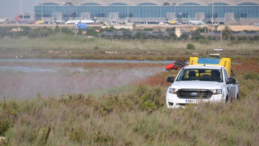 Fumigación contra los mosquitos en el Saladar de Agua Amarga