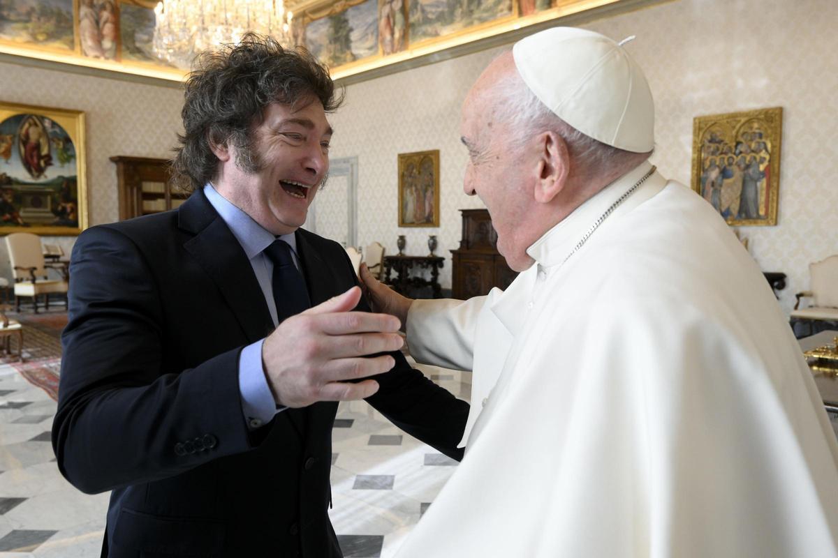 El presidente de Argentina, Javier Milei, abraza al papa Francisco durante la audiencia que han mantenido este lunes en el Vaticano.
