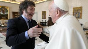 El presidente de Argentina, Javier Milei, abraza al papa Francisco durante la audiencia que han mantenido este lunes en el Vaticano.