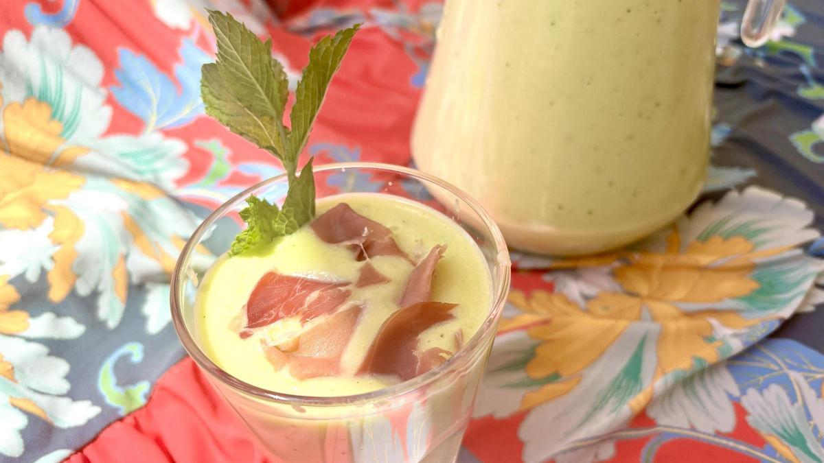 El gazpacho verde de melón y aguacate servido con un poco de jamón.