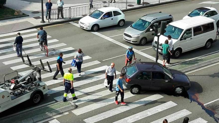 El vehículo atascado sobre la mediana que separa los dos carriles de Muñoz Degraín.