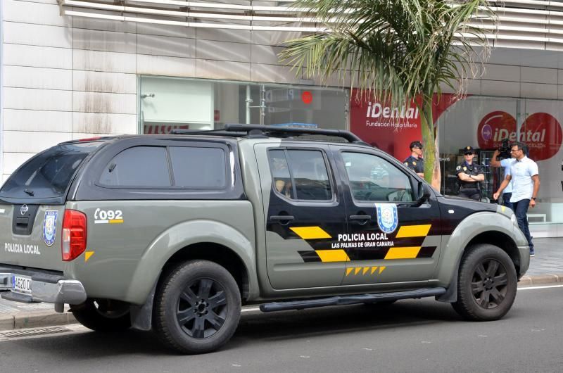 19/07/2018 LAS PALMAS DE GRAN CANARIA. Desahucio e incautación de historiales en la clínica de iDental. SANTI BLANCO  | 19/07/2018 | Fotógrafo: Santi Blanco