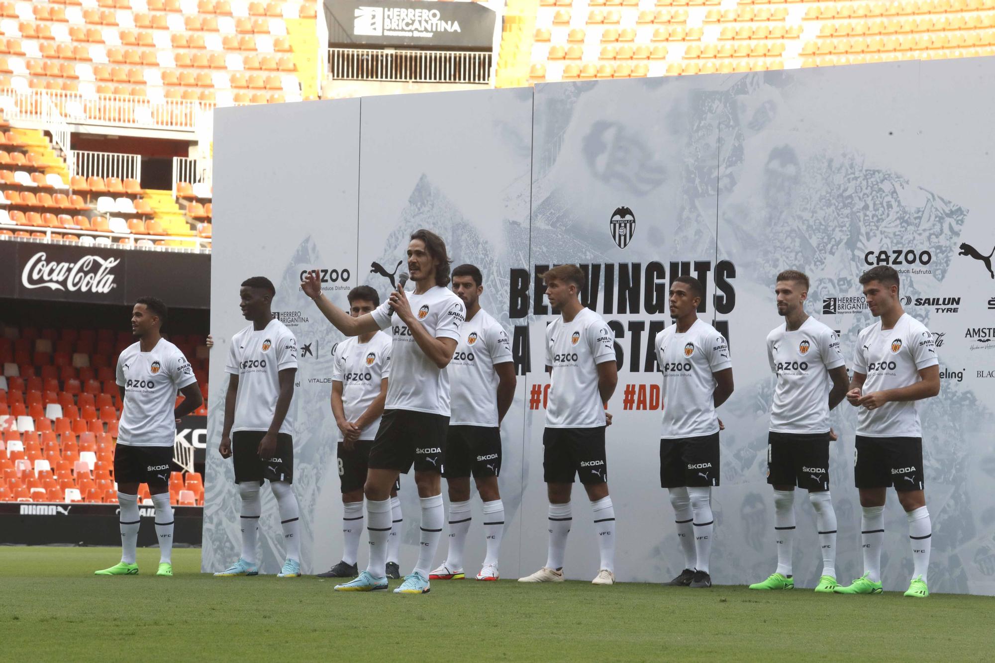 'Cavanimanía': Locura de la afición para dar la bienvenida a los fichajes del Valencia