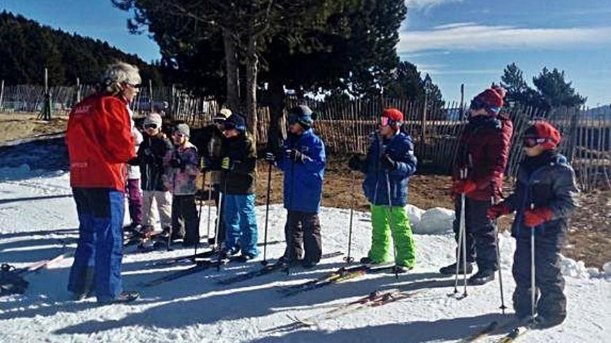 Alumnes berguedans practicant l&#039;esquí aquest gener