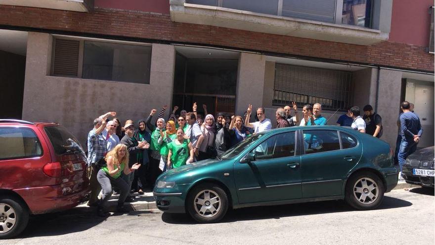 Activistes de la PAHC Bages en el moment d´impedir un desnonament al carrer Girona de Manresa, el juny d´aquest any