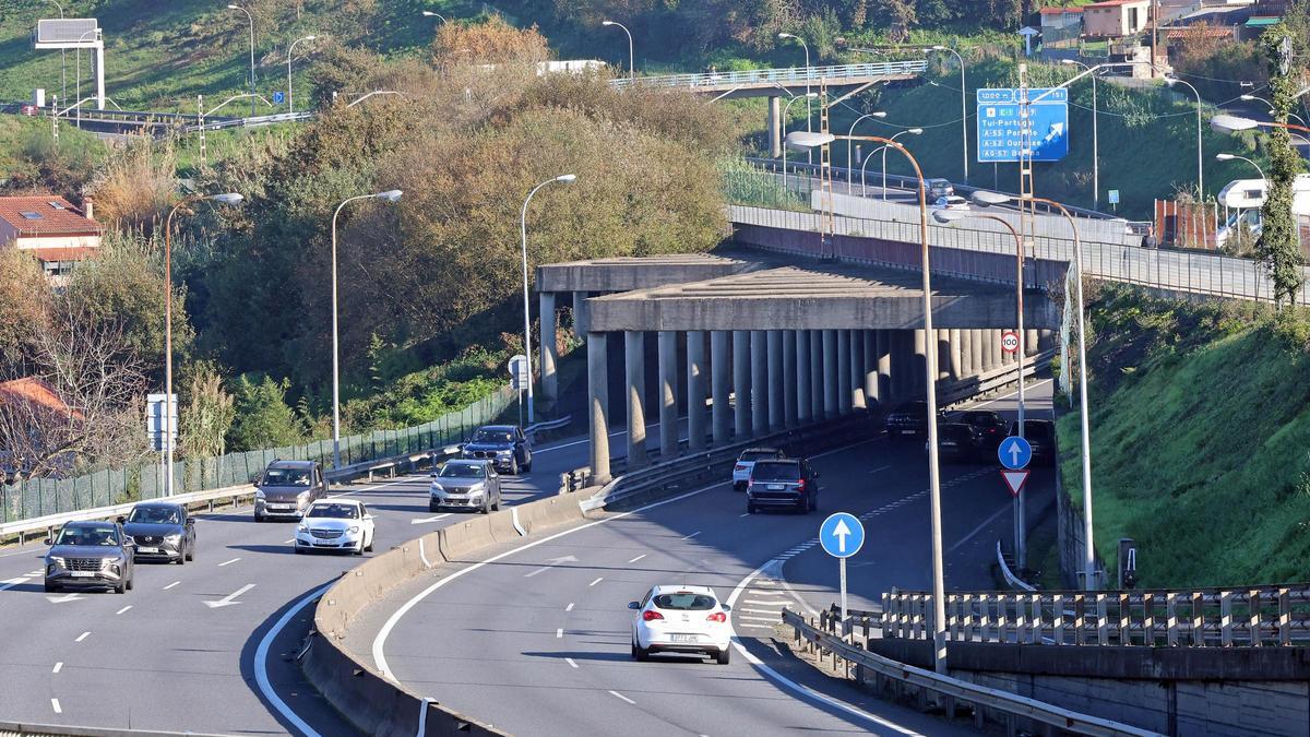 Tramo de la Autopista AP-9 junto a la salida y entrada de la calle Buenos Aires, en Vigo.