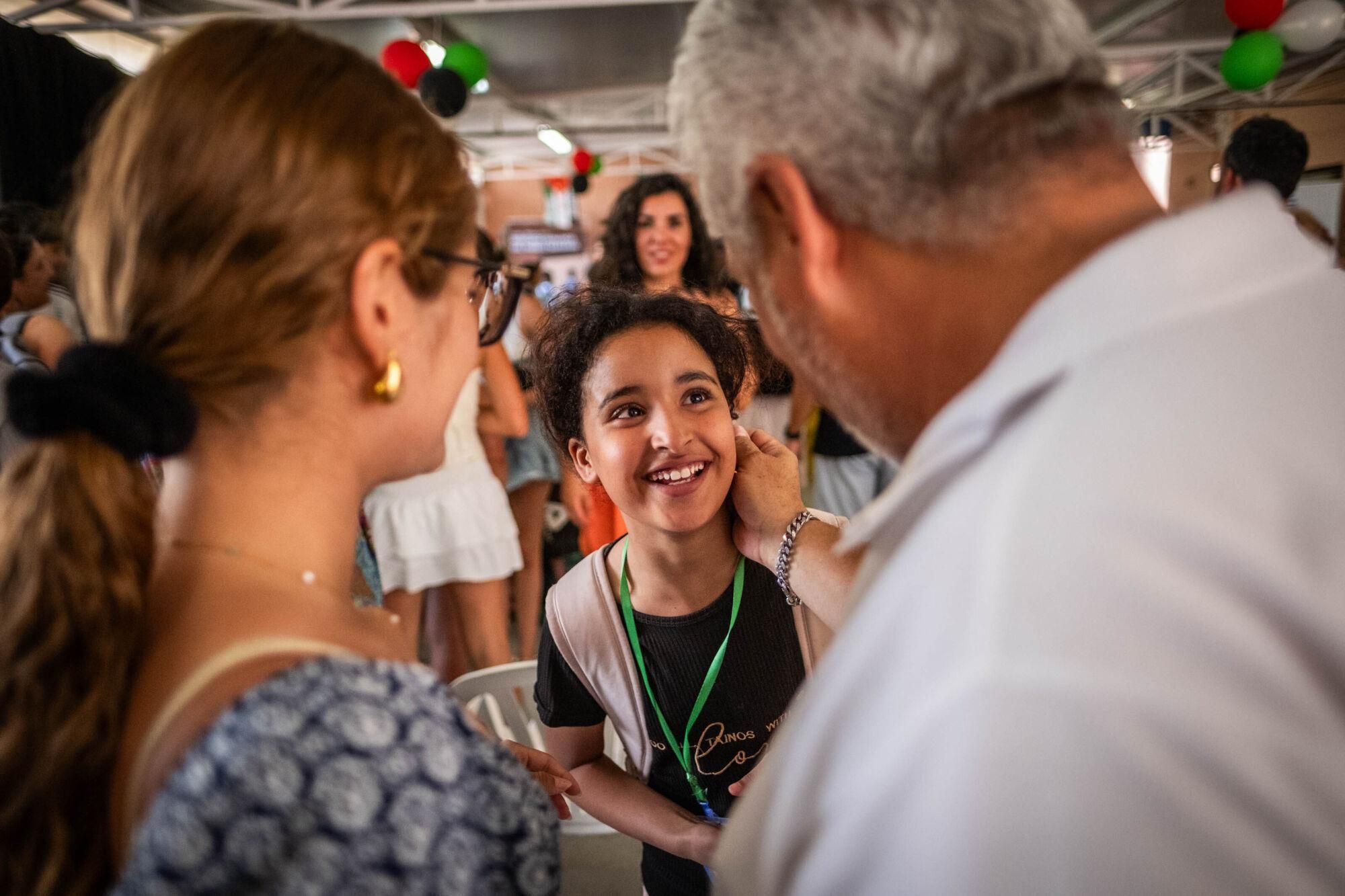 Recepción de los niños de los campamentos saharauis del programa Vacaciones en paz por sus familias de acogida
