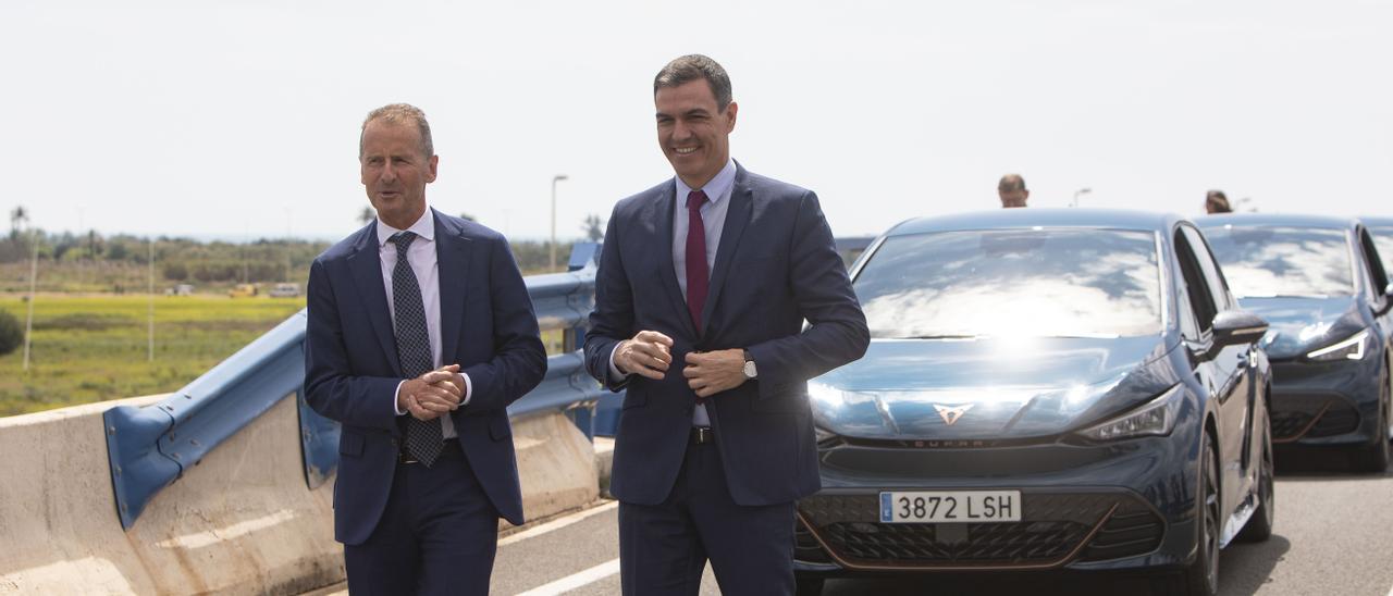 El ex CEO de VW Herbert Diess y el presidente del Gonbierno, Pedro Sánchez, en la presentación del proyecto en Sagunt en mayo.