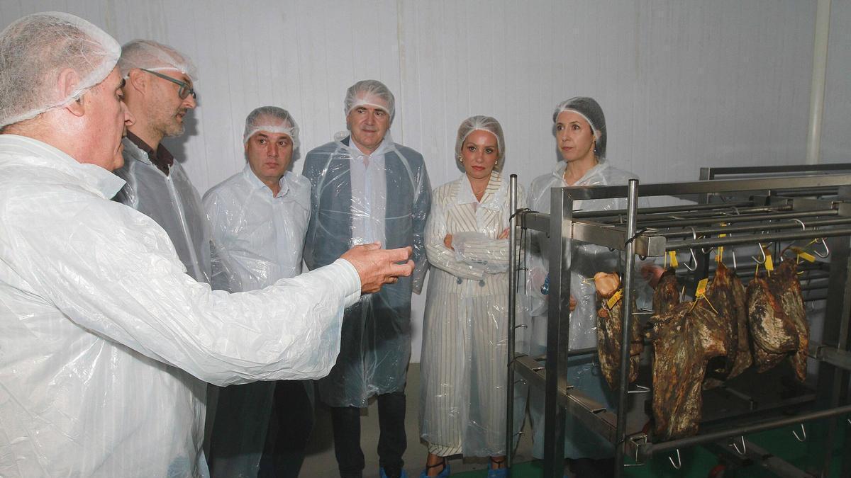 Representantes políticos atendiendo a las explicaciones técnicas en el Centro Tecnológico de la Carne