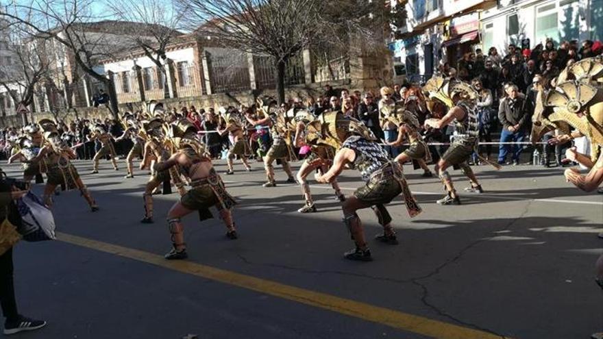 Los desfiles del carnaval atraen la atención de más de 30.000 personas