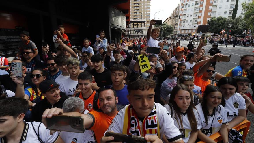 Cientos de aficionados protestan en el exterior de Mestalla