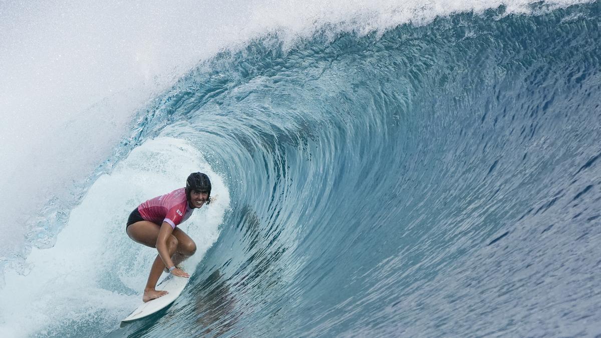 La surfista española Nadia Erostarbe, durante su competencia en los JJOO de París 2024 en Tehaupo'o, la Polinesia Francesa.
