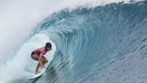 La surfista española Nadia Erostarbe, durante su competencia en los JJOO de París 2024 en Tehaupoo, la Polinesia Francesa.