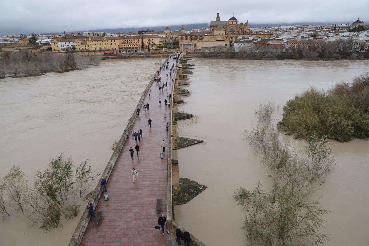 El río Guadalquivir supera los 5,5 metros a su paso por Córdoba