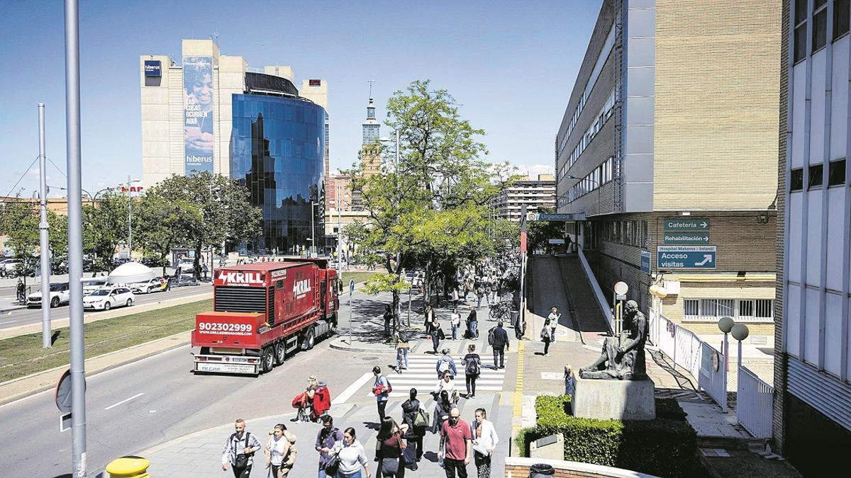 Un camión con generador a su paso por el hospital Miguel Servet, el pasado lunes.