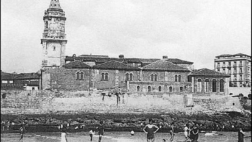 Imagen histórica de la iglesia de San Pedro, donde reposan an los restos de Victoriano García Sala.