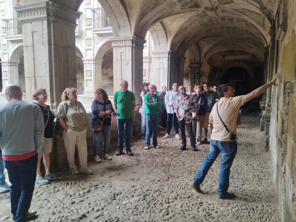 Así fue la visita guiada al monasterio de Cornellana, en Salas