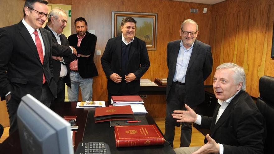 José Blanco (derecha) conversa con dirigentes socialistas y representantes del Colegio de Ingenieros Técnicos Industriales.