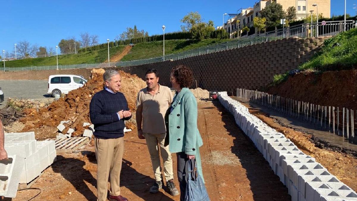 El presidente de la Gerencia Municipal de Urbanismo, Salvador Fuentes, con representantes vecinales de El Naranjo.