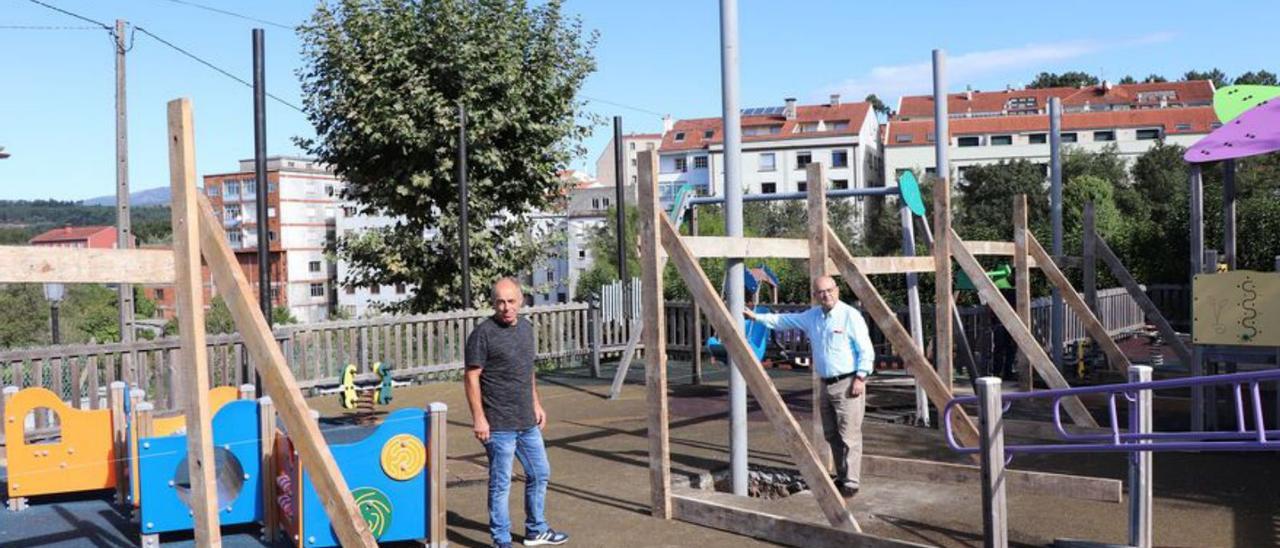 El concejal de Obras y el alcalde de Catoira, en el parque.   | // FDV