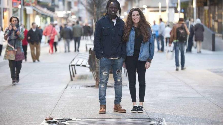 Mussamba Djitte y Diana R. Mata, en la calle Barcelona.