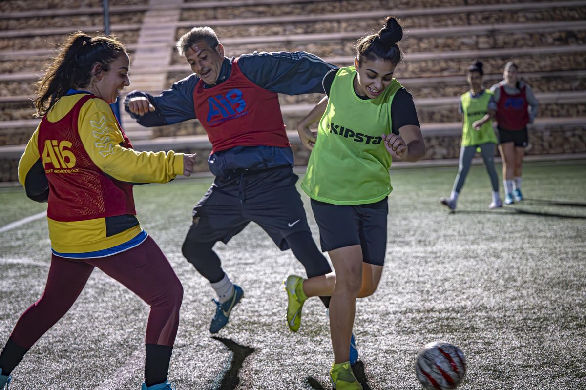 Entrenamiento del primer equipo de fútbol femenino que se crea en el barrio de La Mina