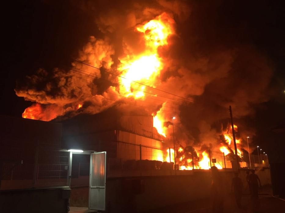 Un incendio devora una fábrica de plásticos en Olleria