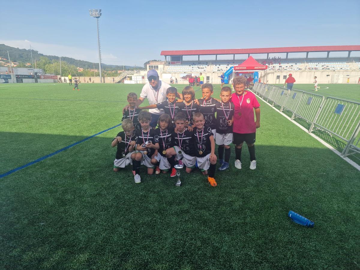 Equipo prebenjamín de la EFB Cangas, campeón en su categoría.