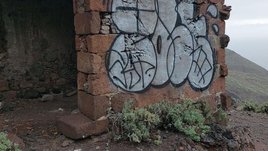 Vandalismo en las Casas Blancas de Anaga