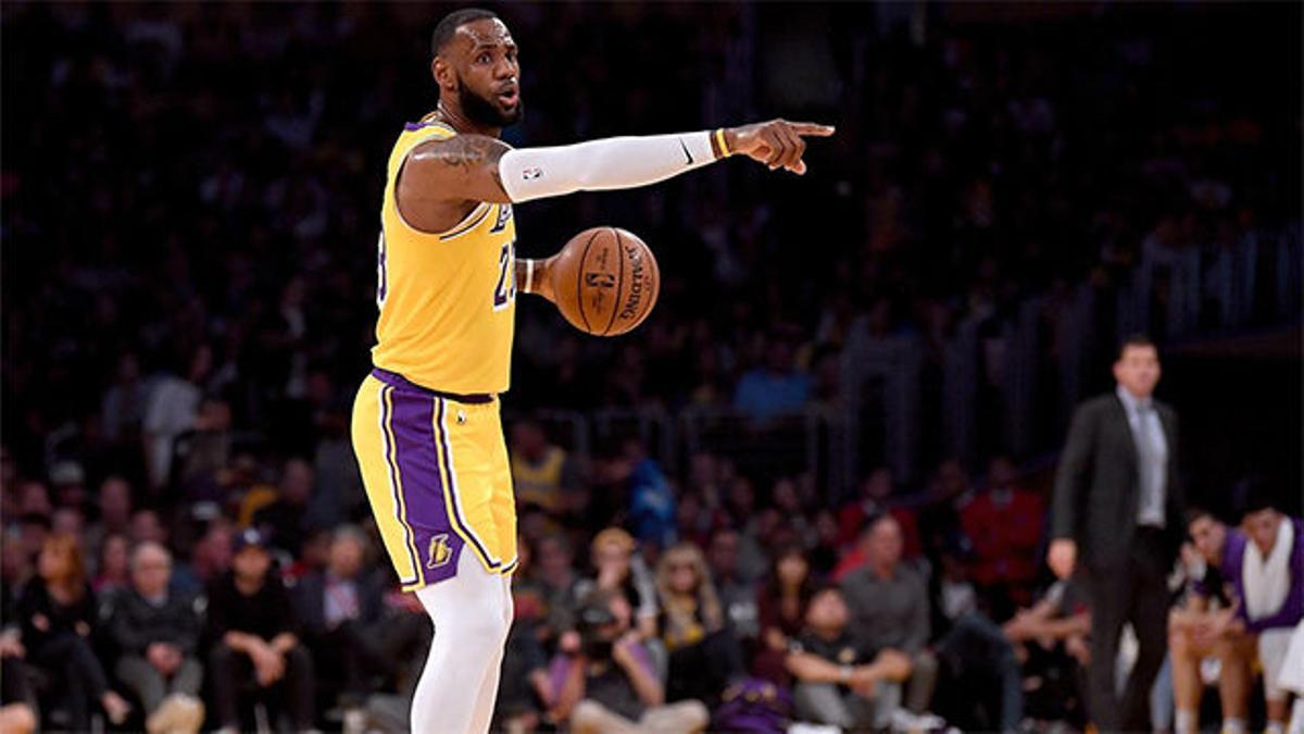 LeBron James fuerza la prórroga con un triplazo de época