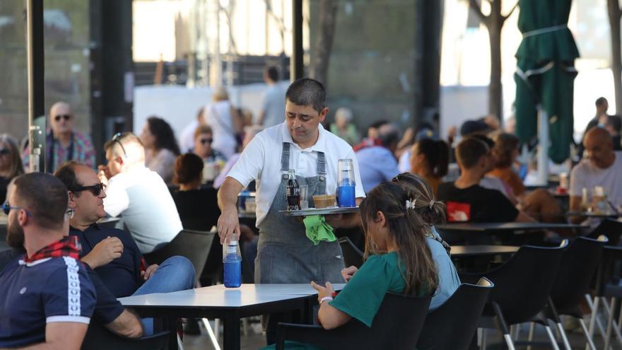 Un camarero atiende una mesa en un bar de la plaza del Pilar de Zaragoza. | ÁNGEL DE CASTRO