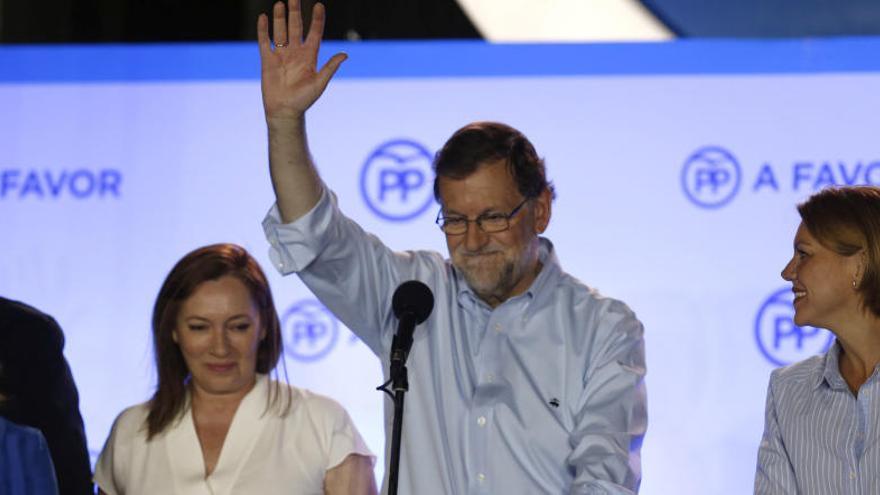 Mariano Rajoy al balcó de la seu del PP.