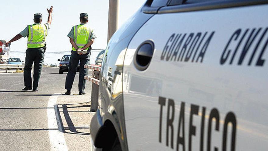 ¿Se puede adelantar a la Guardia Civil? La maniobra que puede costar una multa de hasta 600 euros a los conductores canarios